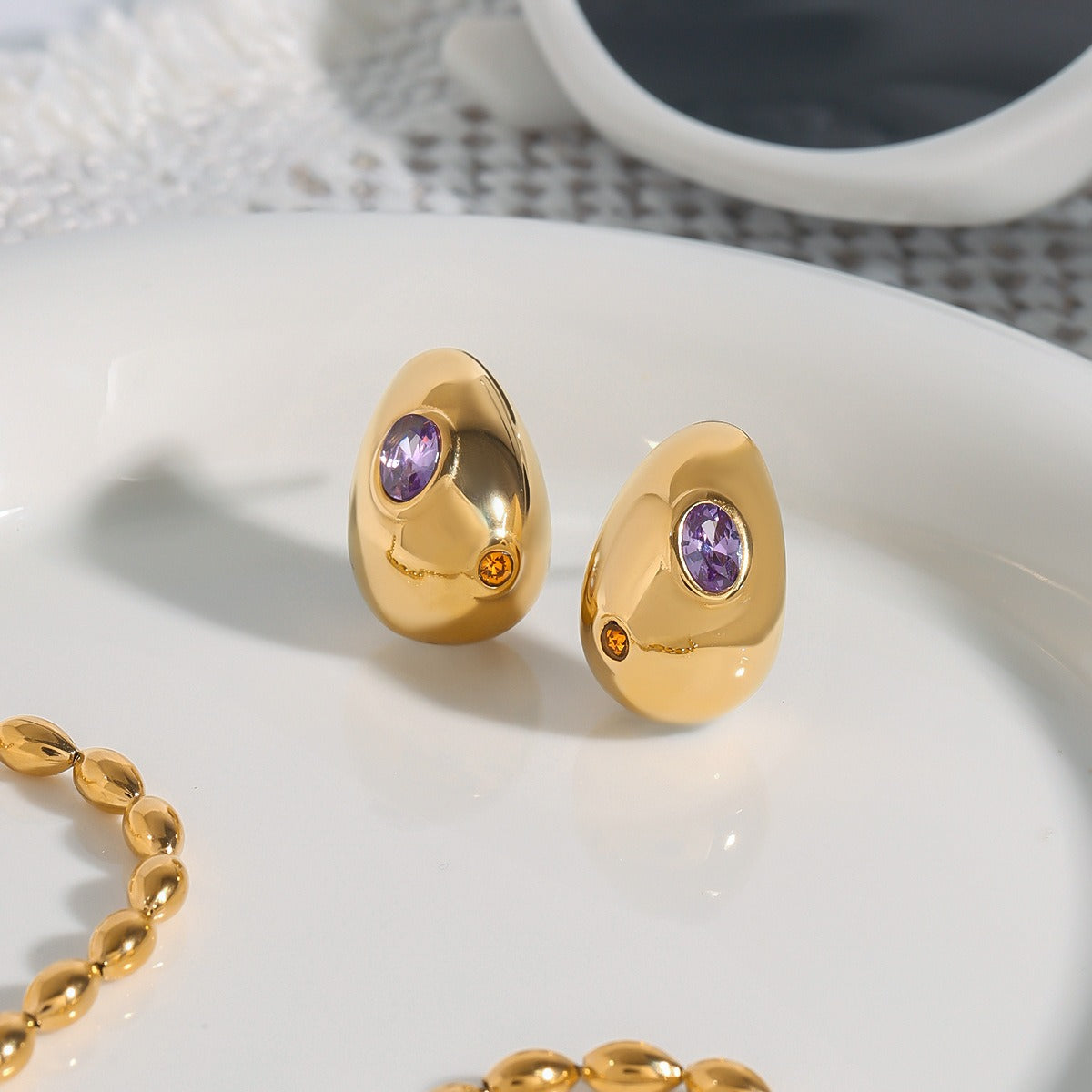 18K gold teardrop-shaped earrings inlaid with gemstones