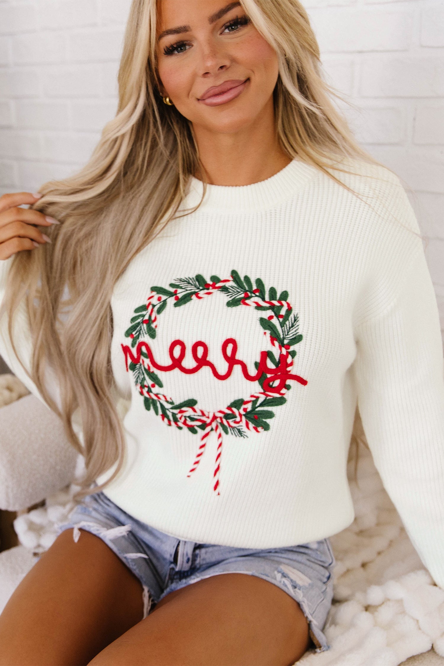 White Christmas Wreath Pattern Round Neck Casual Sweater