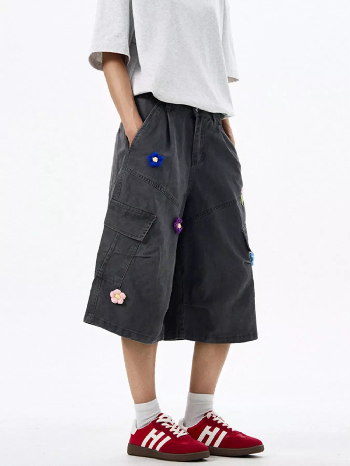 Men's Floral Appliqued Wide-Leg Cargo Shorts