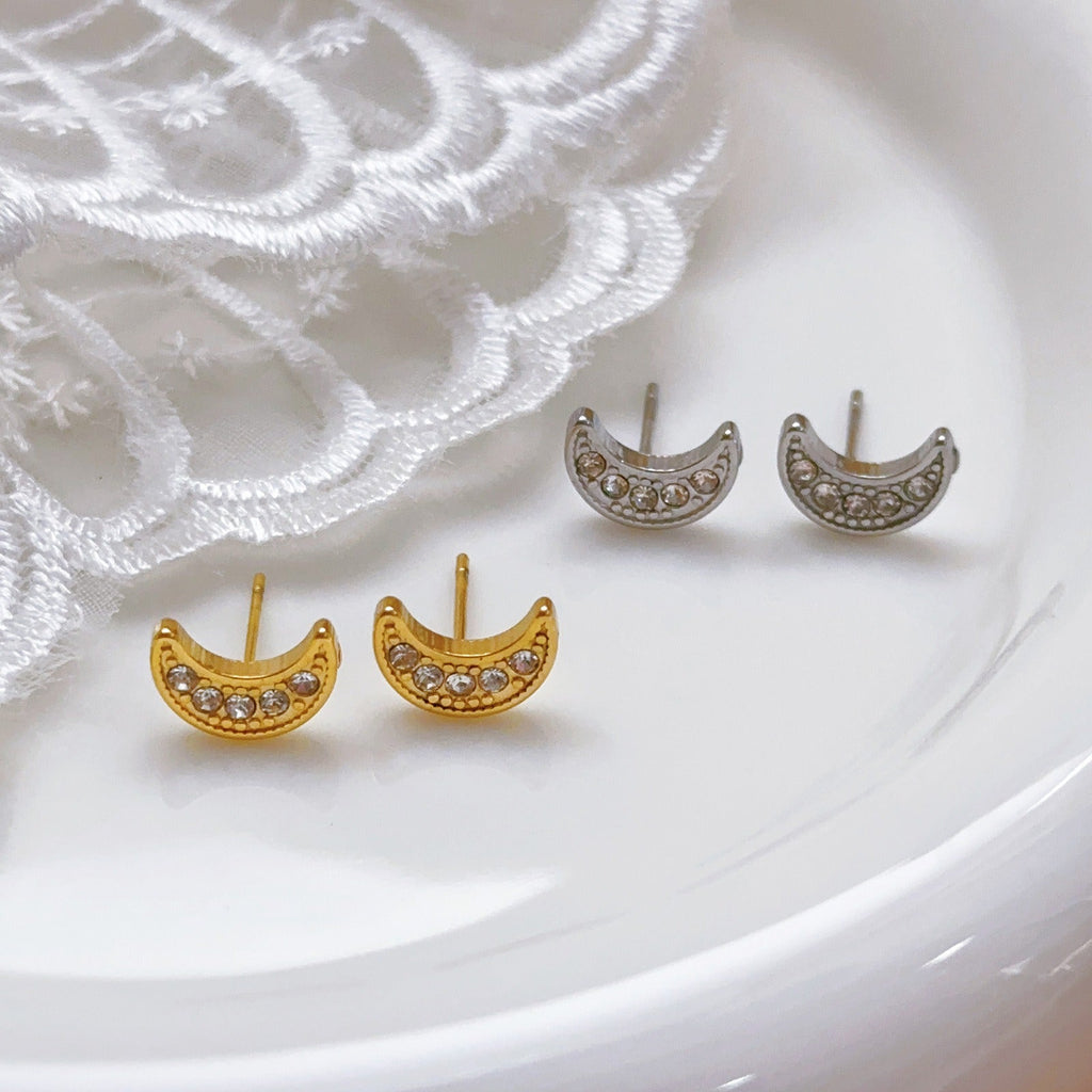 18K gold crescent-shaped gemstone earrings with exquisite design