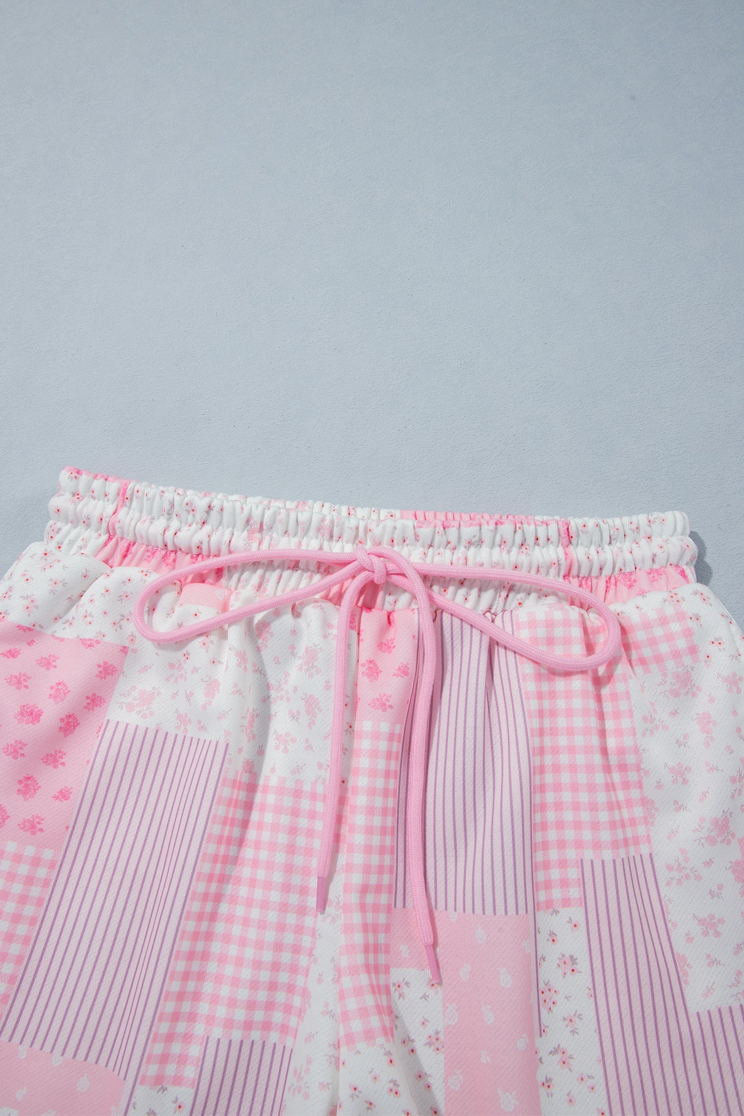 Light Pink Patchwork Floral Print Drop Shoulder Baggy Pullover Drawstring Shorts Set