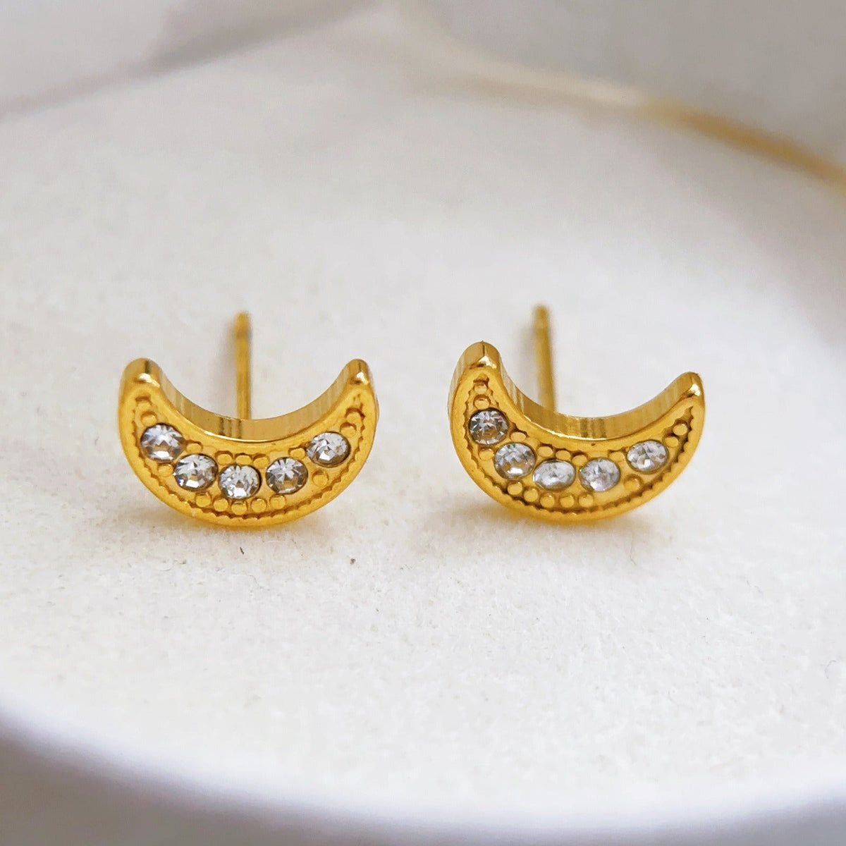 18K gold crescent-shaped gemstone earrings with exquisite design