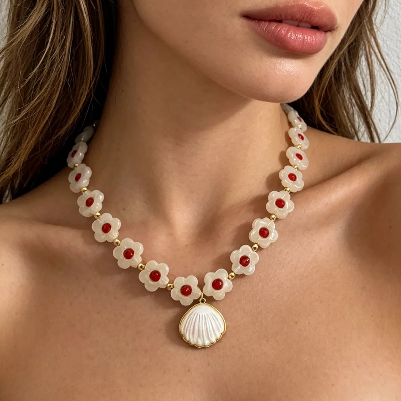 Charming Shell Pendant Beaded Necklace