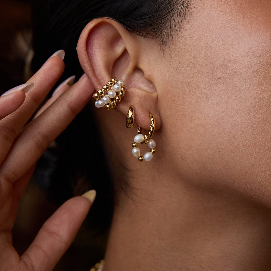 18K gold C-shaped inlaid pearl earrings with exquisite design