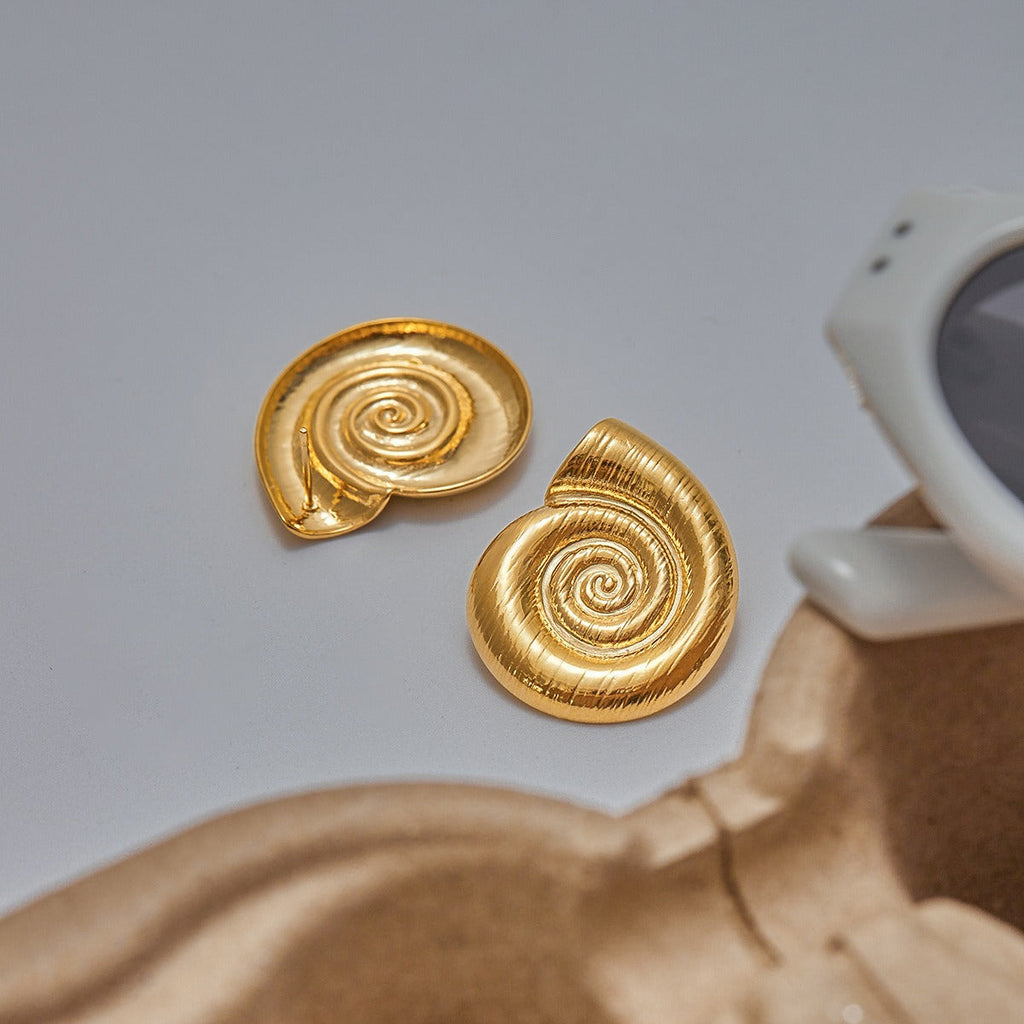 18K gold conch-shaped earrings with a simple and unique texture design