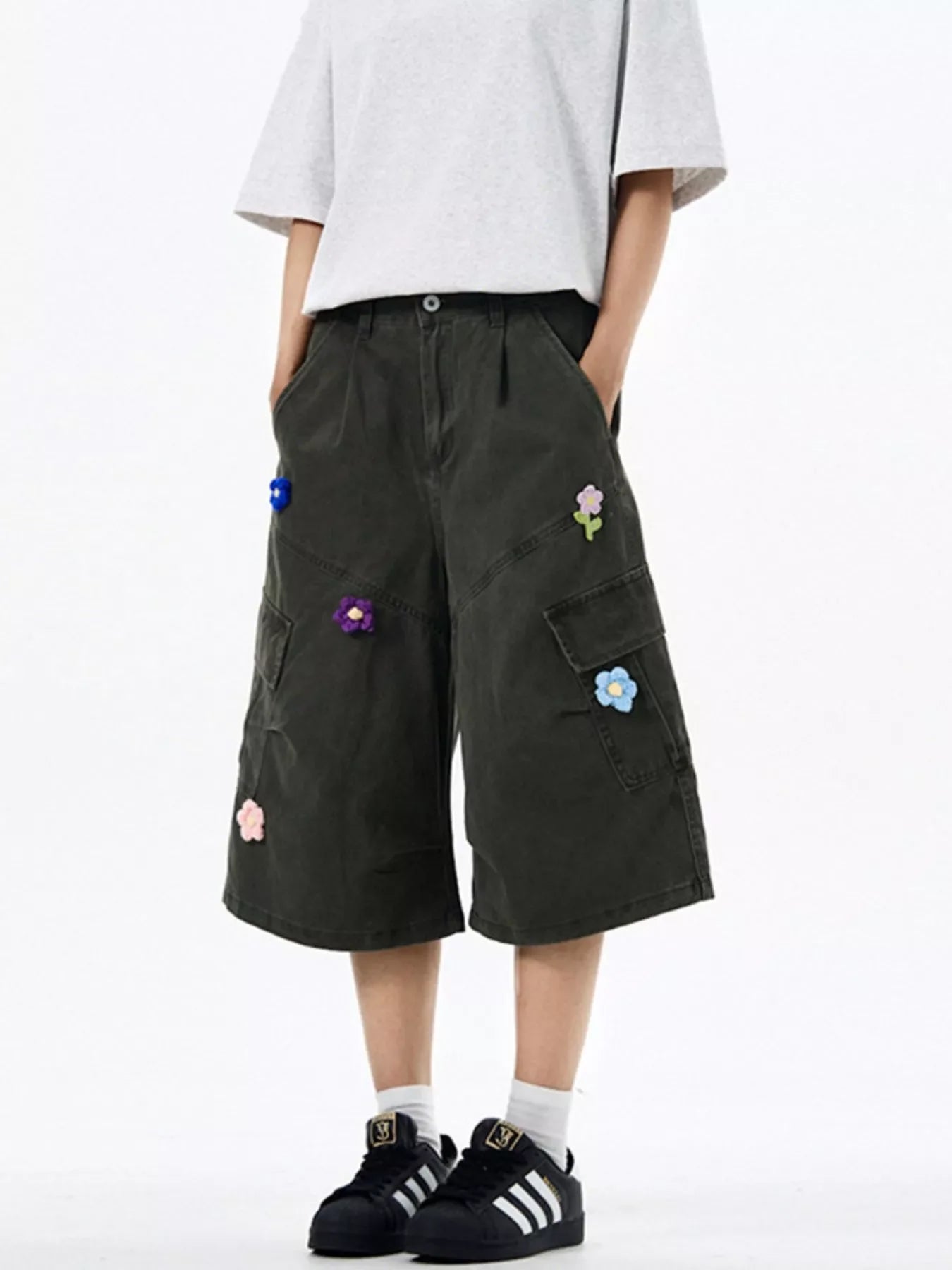 Men's Floral Appliqued Wide-Leg Cargo Shorts