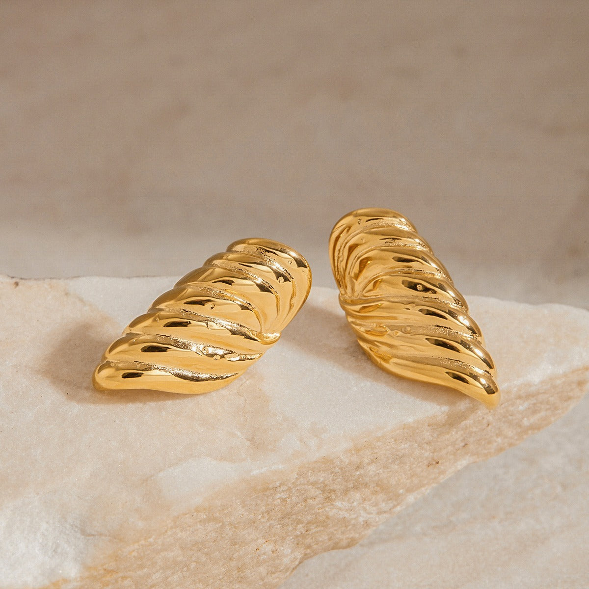 18K gold geometric shape with texture design exquisite and fashionable earrings