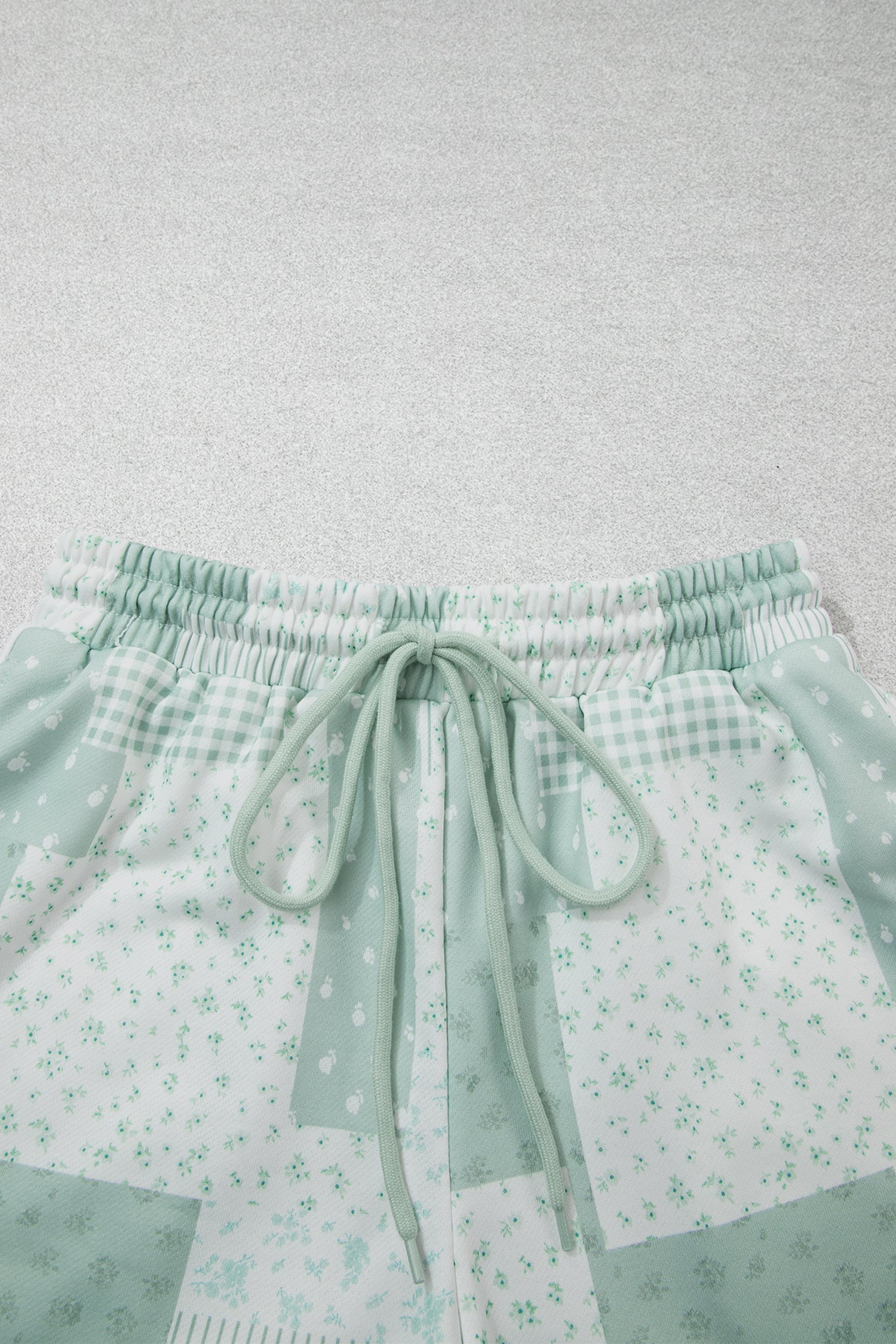 Light Pink Patchwork Floral Print Drop Shoulder Baggy Pullover Drawstring Shorts Set