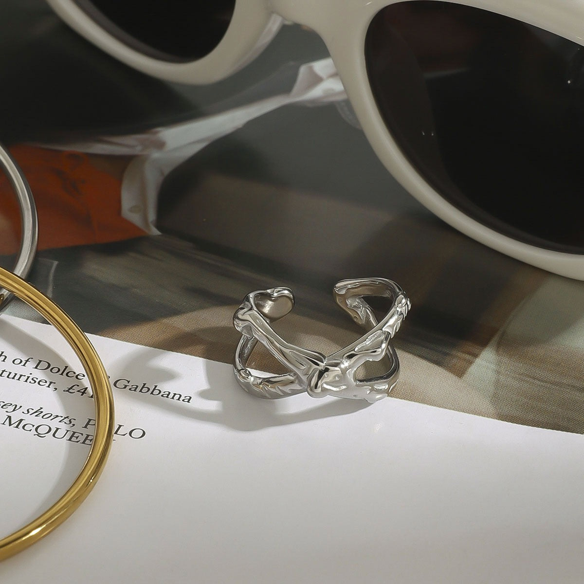 18K gold X-shaped ring with textured design, simple and personalized