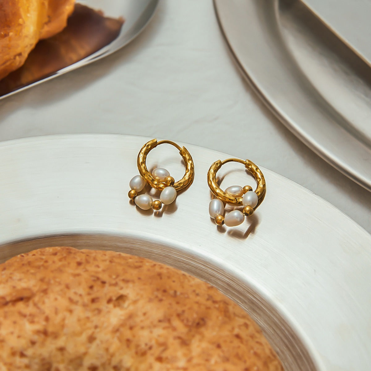 18K gold C-shaped inlaid pearl earrings with exquisite design