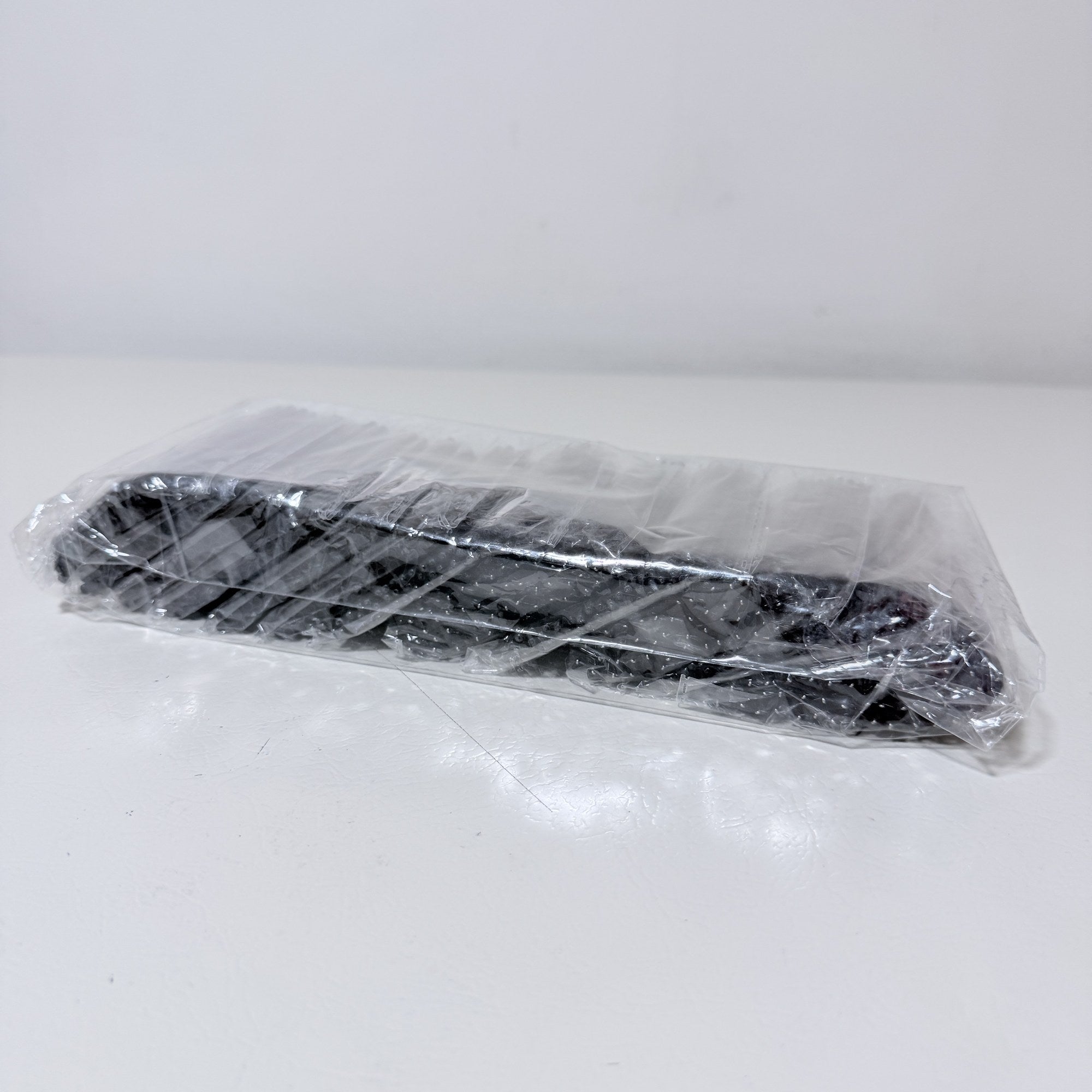 600 Piece Disposable Makeup Applicator Set Mascara Wands Lip Brushes Black
