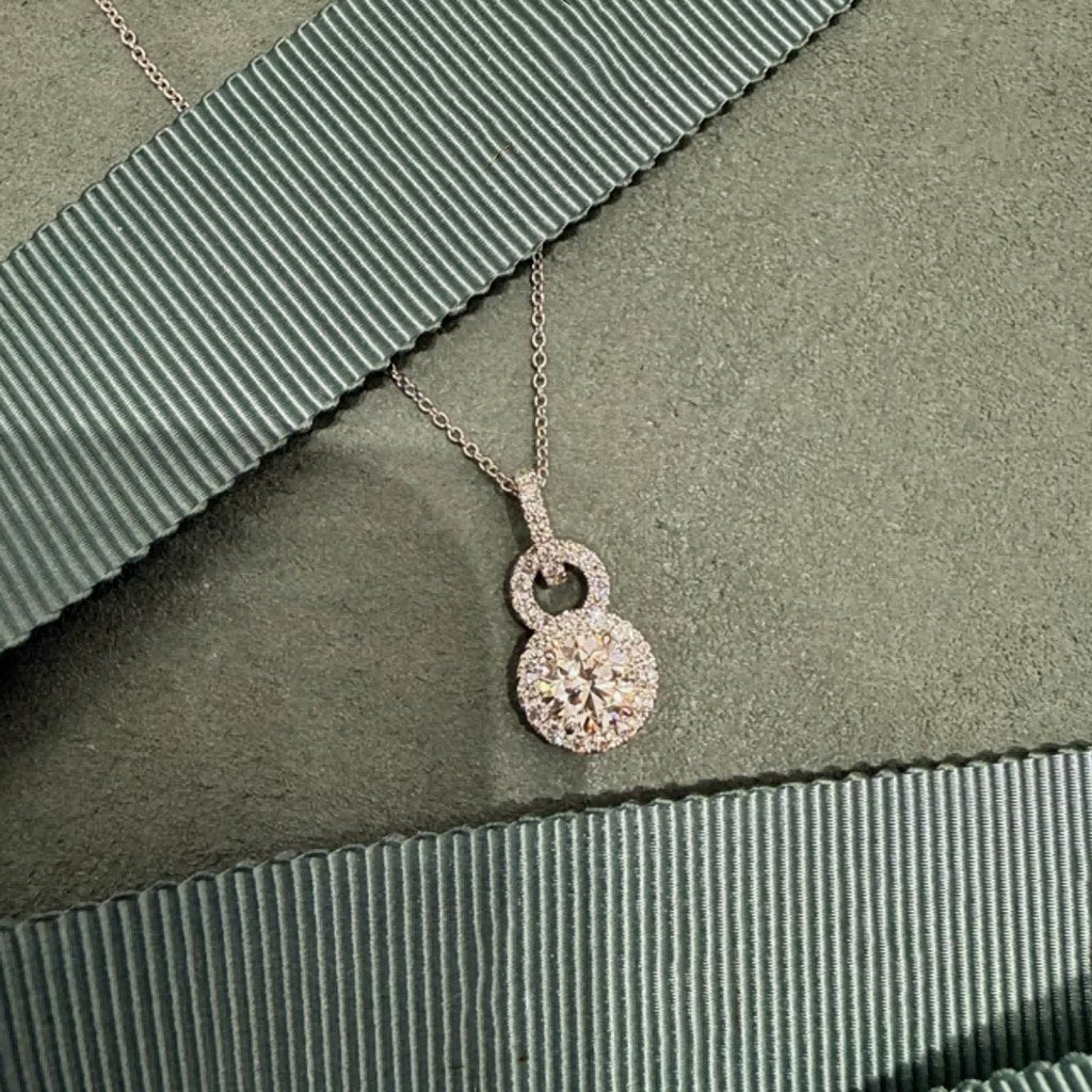 Light Luxury Moissanite Pendant Necklace For Women, High-end Elegant Titanium Steel Clavicle Chain, Noble Shiny Jewelry Wholesale