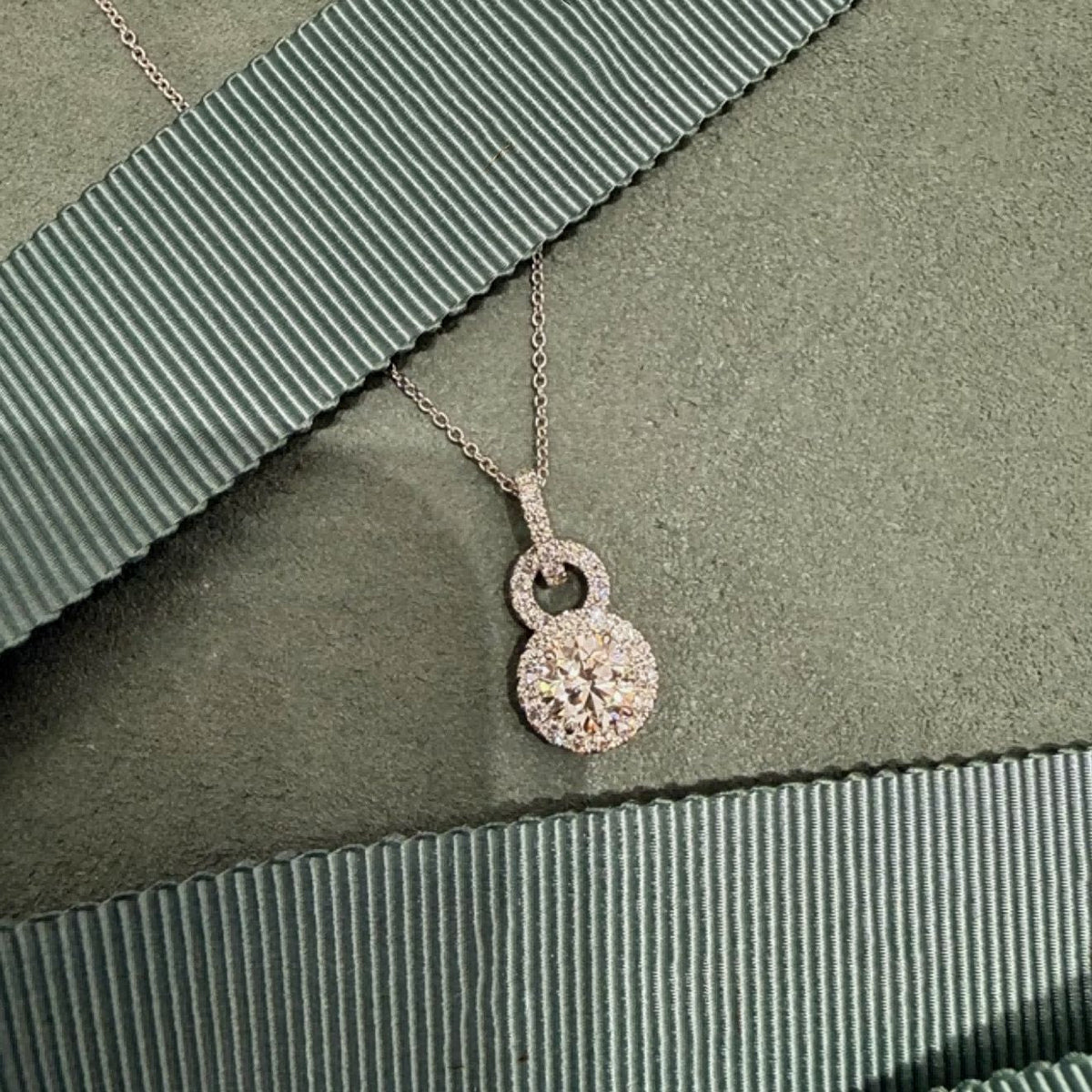 Light Luxury Moissanite Pendant Necklace For Women, High-end Elegant Titanium Steel Clavicle Chain, Noble Shiny Jewelry Wholesale