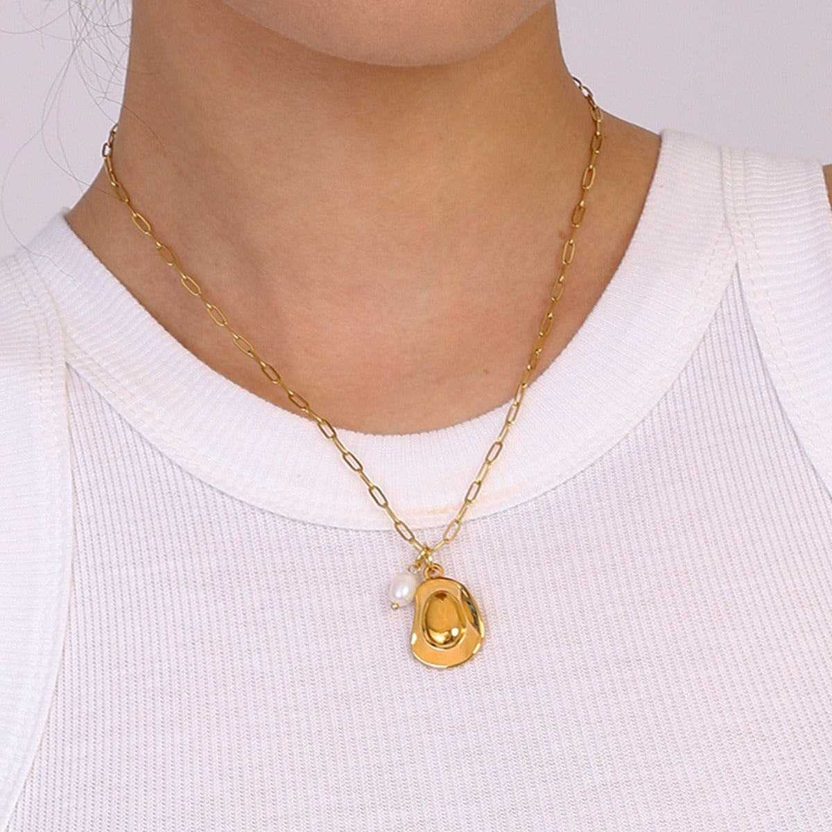 18K gold geometric oval with pearl design exquisite and noble necklace