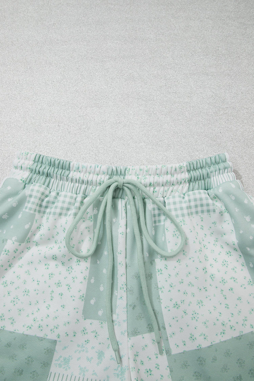 Light Pink Patchwork Floral Print Drop Shoulder Baggy Pullover Drawstring Shorts Set
