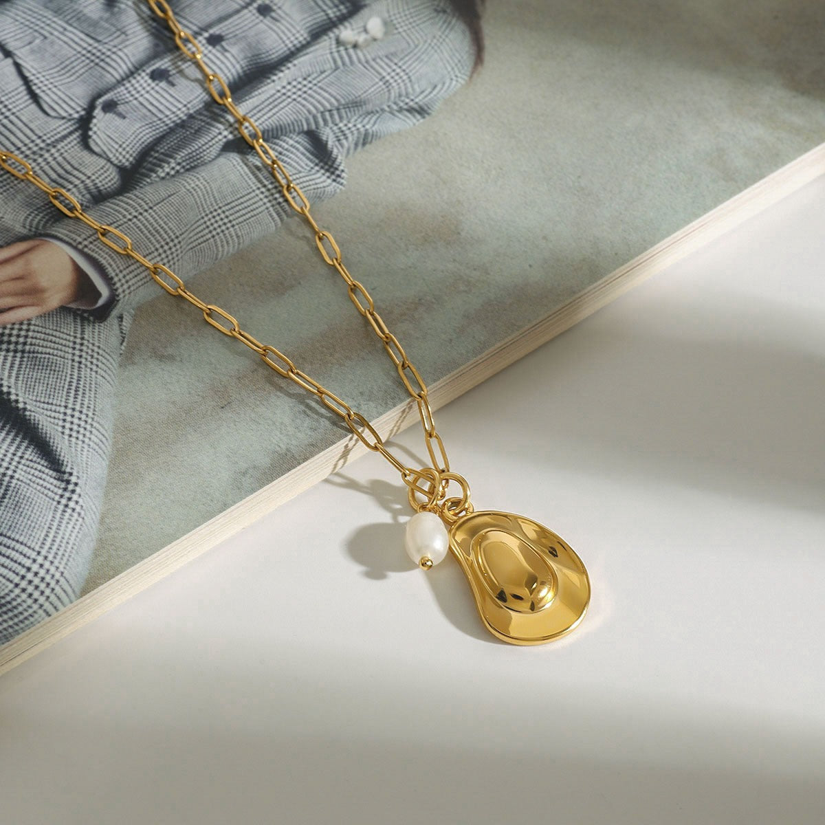 18K gold geometric oval with pearl design exquisite and noble necklace