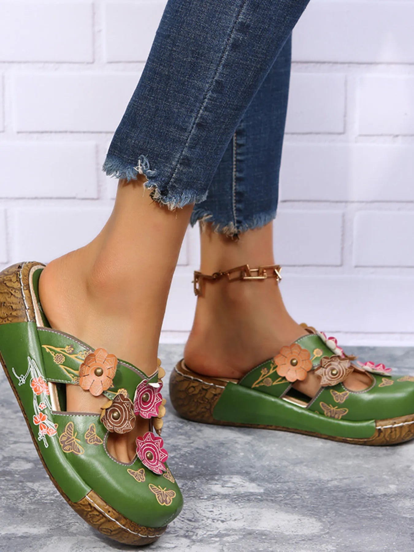 Floral Round Neck Sandals