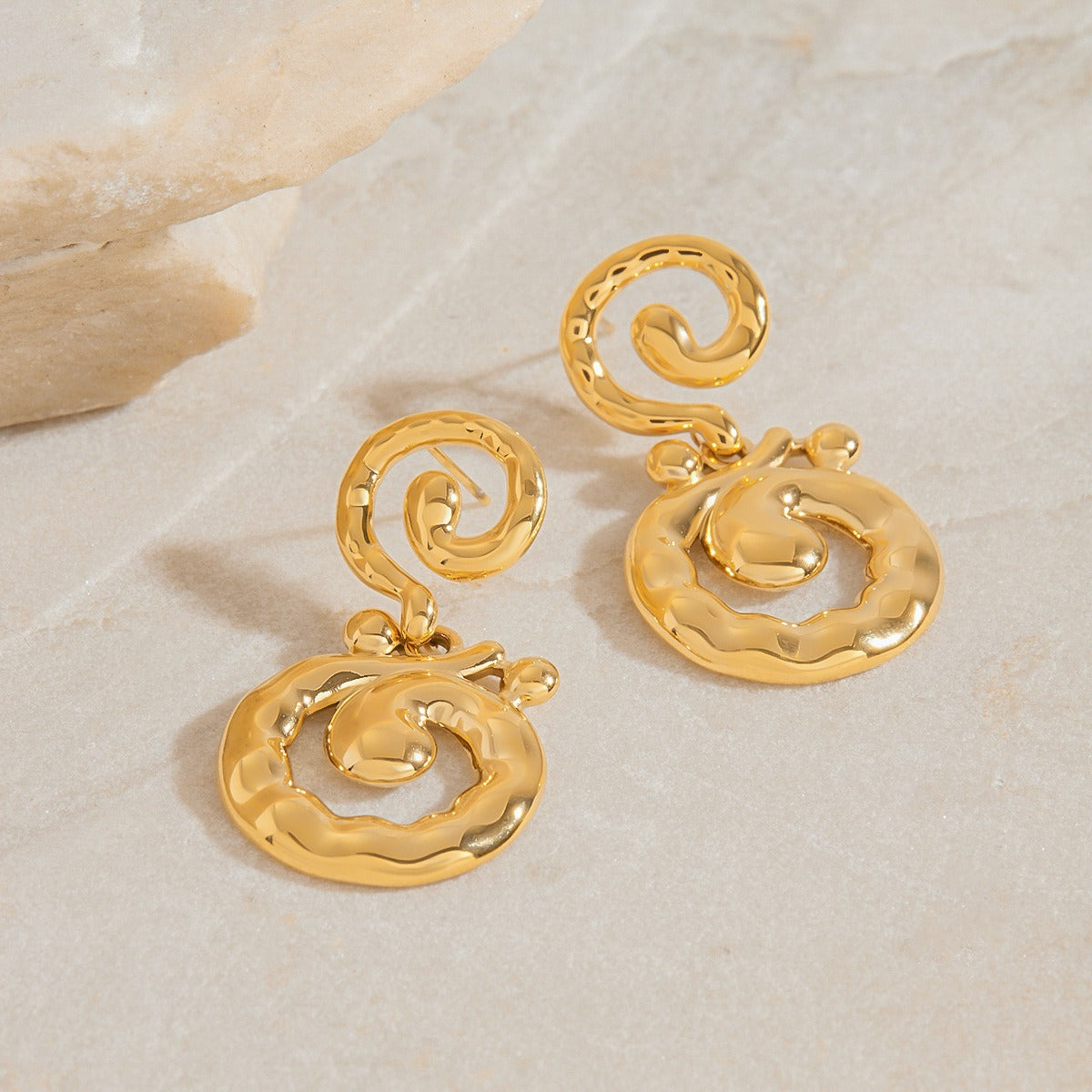 18K gold hollow thread design simple and elegant earrings
