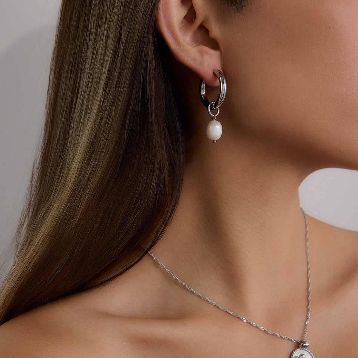 U-shaped earrings with pearl pendant design, fashionable and simple