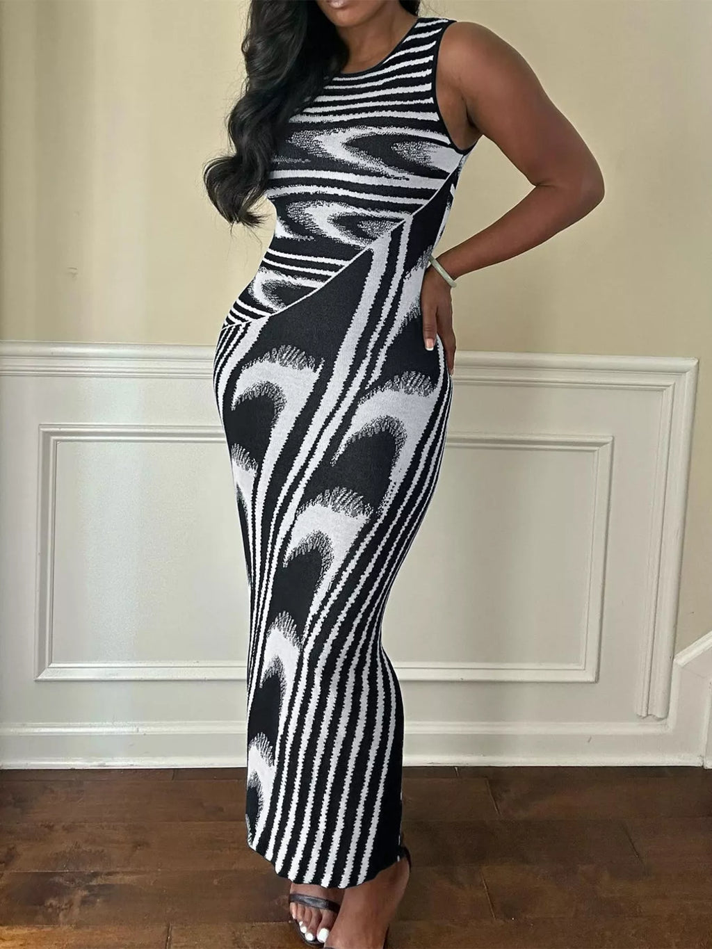 Sleeveless Bodycon Maxi Dress with Abstract Print