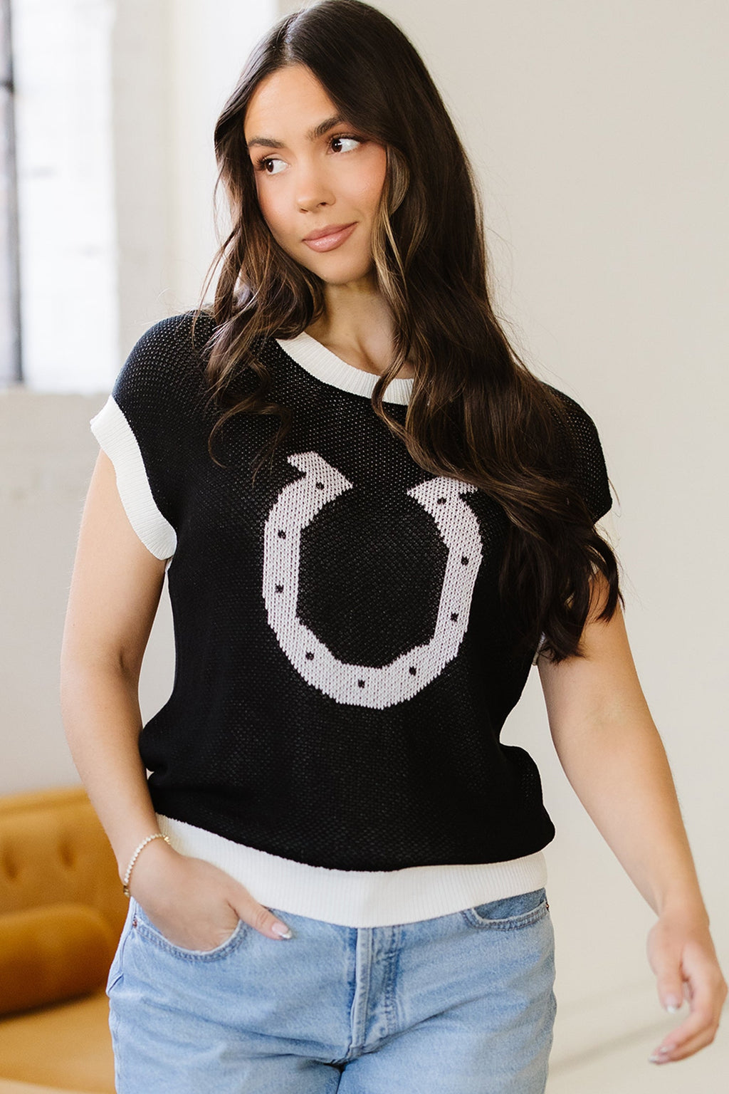 Black Horse Shoe Pattern Contrast Trim Short Sleeve Sweater