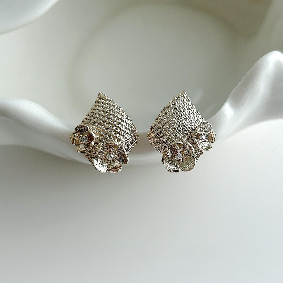 Hollow-out Diamond-shaped Flower Earrings For Women