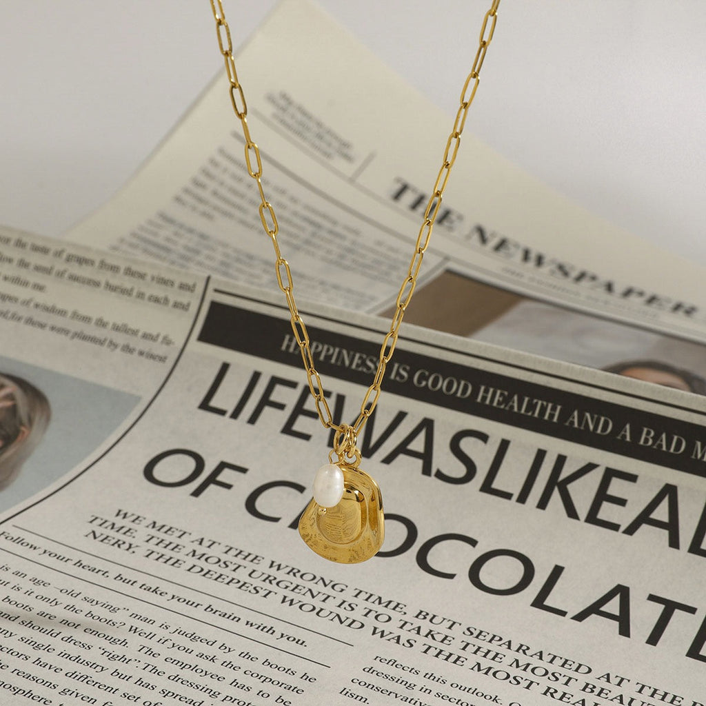 18K gold geometric oval with pearl design exquisite and noble necklace