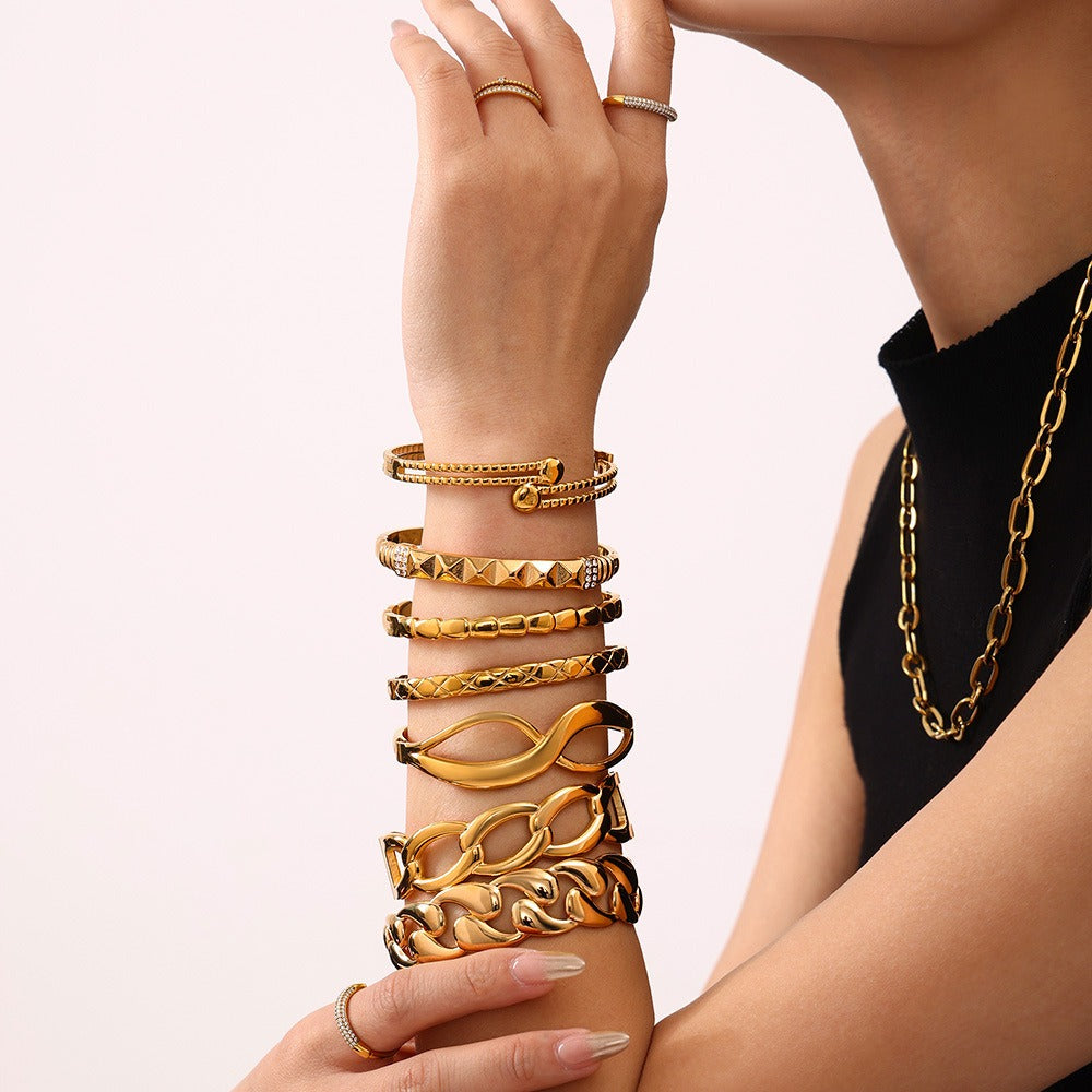 18K gold geometric shape with hollow design simple and elegant bracelet