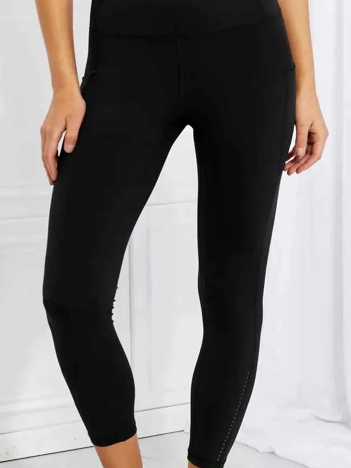 Reflective Dot High Waist Capri Active Leggings