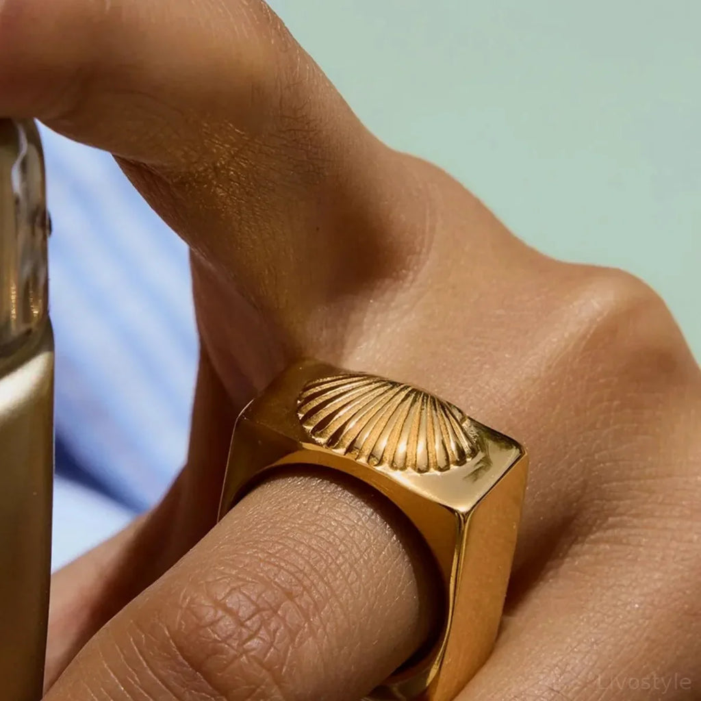 Vintage Shell Pattern Gold Signet Ring