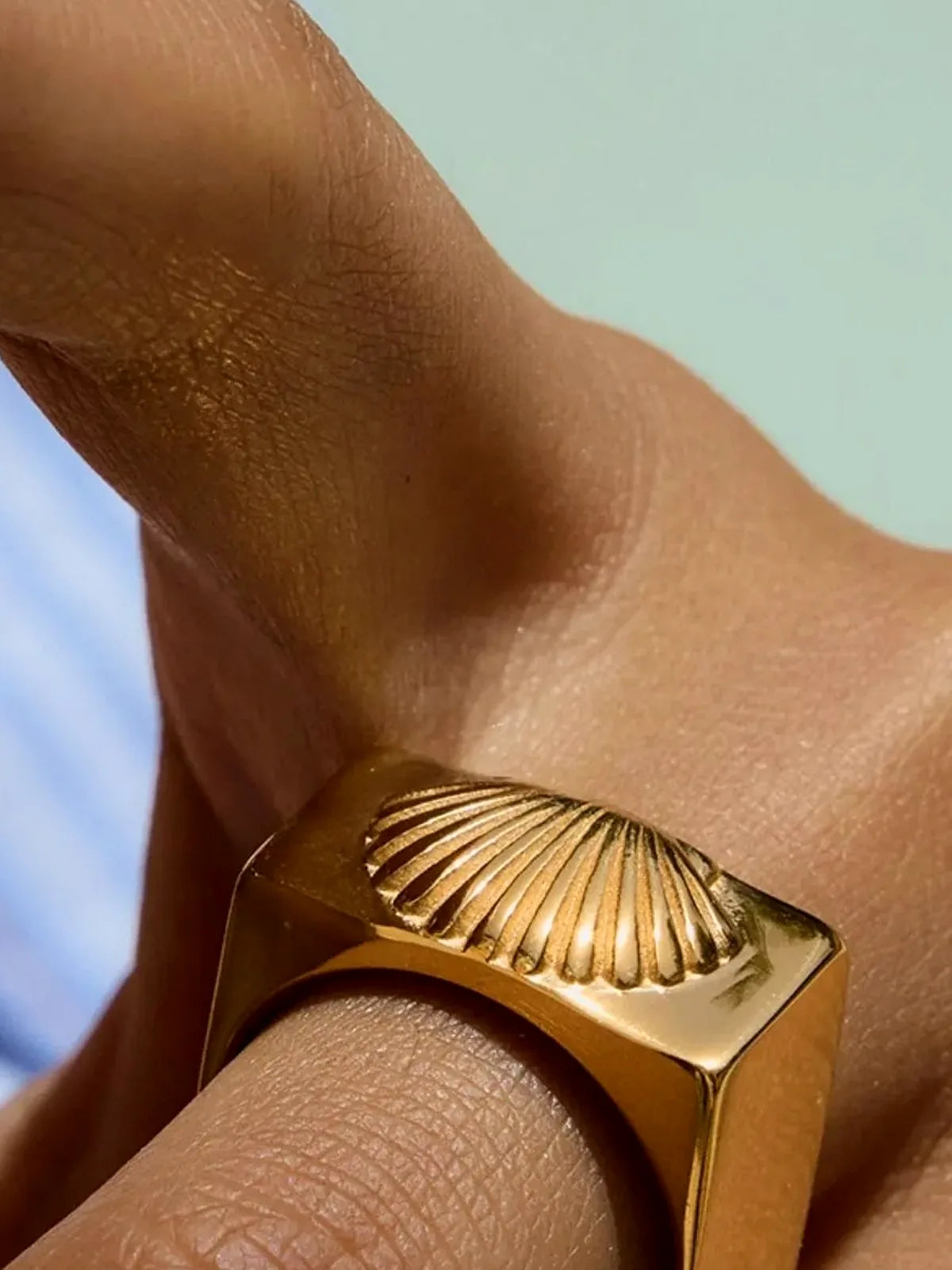 Vintage Shell Pattern Gold Signet Ring